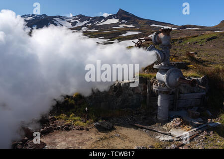 Emission von mineralischen thermische Dampf-Mischung aus geologischen und geothermischen Kaution, geothermisches Kraftwerk am Hang des aktiven Vulkan Stockfoto