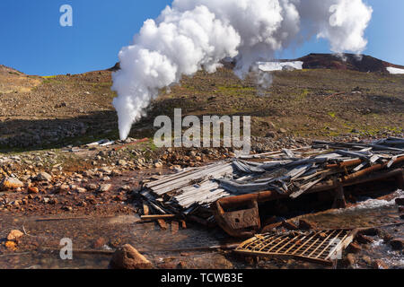 Emission von natürlichem Mineralwasser Thermalwasser, ein Dampfbad (Dampf-Mischung) von geologischen und geothermischen Kaution, Geothermisches Kraftwerk Stockfoto