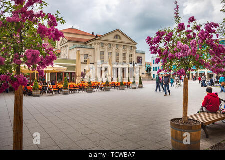 WEIMAR, Deutschland - ca. April 2019: Goethe-Schiller-Denkmal vor dem Deutschen Nationaltheater und der Staatskapelle Weimar in Thüringen, Germa Stockfoto