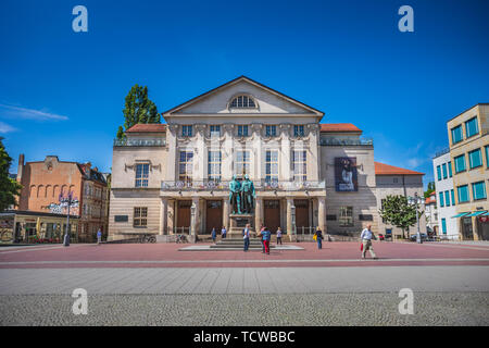 WEIMAR, Deutschland - ca. Juli 2019: Goethe-Schiller-Denkmal vor dem Deutschen Nationaltheater und der Staatskapelle Weimar in Thüringen, Deutschland Stockfoto