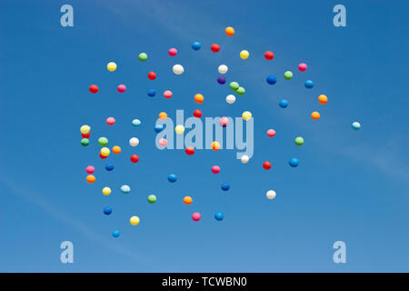 Große groupt bunte Luftballons in den Himmel Stockfoto