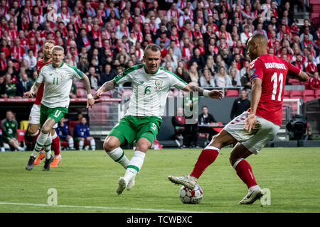 Dänemark, Kopenhagen - 7. Juni 2019. Martin Braithwaite (11) von Dänemark und Glenn Whelan (6) von Irland während der EURO 2020 qualifier Match zwischen Dänemark und Irland bei Telia Parken in Kopenhagen gesehen. (Foto: Gonzales Foto - Kim M. Leland). Stockfoto