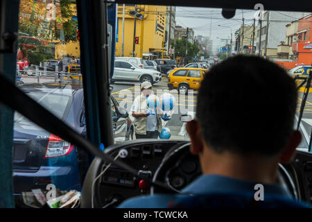 Straßenverkäufer gesehen von einem Trainer wie es der Stadt Lima in Peru, Südamerika verlässt. Stockfoto