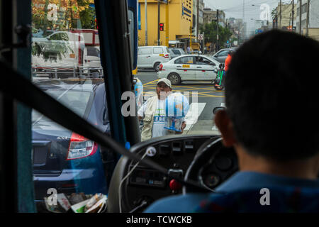 Straßenverkäufer gesehen von einem Trainer wie es der Stadt Lima in Peru, Südamerika verlässt. Stockfoto