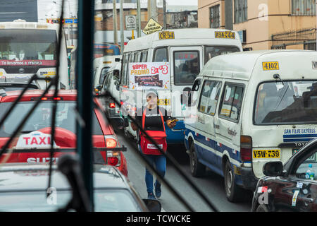 Straßenverkäufer gesehen von einem Trainer wie es der Stadt Lima in Peru, Südamerika verlässt. Stockfoto