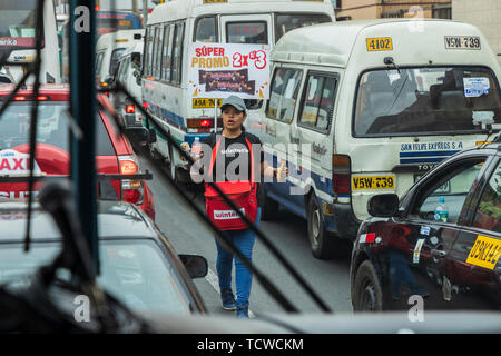 Straßenverkäufer gesehen von einem Trainer wie es der Stadt Lima in Peru, Südamerika verlässt. Stockfoto