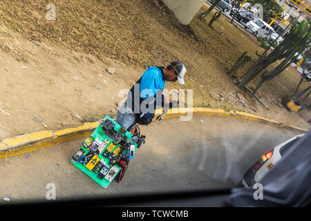 Straßenverkäufer gesehen von einem Trainer wie es der Stadt Lima in Peru, Südamerika verlässt. Stockfoto