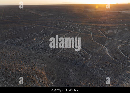 Nazca Linien Geoglyphen vom Aussichtsturm Aussichtspunkt, Peru, Südamerika Stockfoto