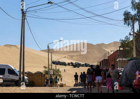 Sanddünen und Quad-bikes in Huacachina, Peru, Südamerika Stockfoto