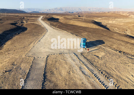 Tour Bus von oben auf dem Aussichtsturm an der Linien von Palpa Viewpoint, Nazca, Peru, Südamerika Stockfoto