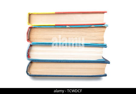 Eine Gruppe von Bücher gestapelt senkrecht auf weißen isoliert. Bildung Konzept Stockfoto