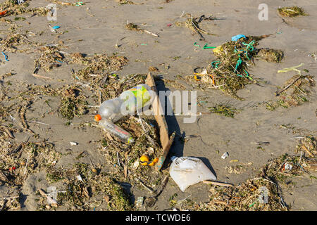 Weggeworfene Plastikflaschen und anderen Müll am Strand in Lima, Peru, Südamerika, Stockfoto