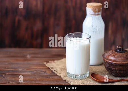 Hausgemachte Kefir, Joghurt mit Probiotika in einem Glas auf dem Tisch Probiotische kalten fermentierte Milch trinken Trendy essen und trinken Kopie Raum rustikalen Stil. Stockfoto