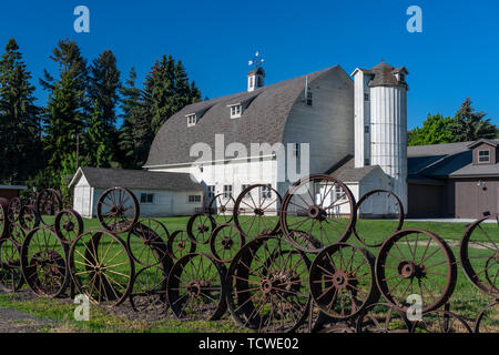 Ein altes Wagenrad Zaun am Dahmen Scheune in der Nähe von Uniontown, Palouse, Washington, USA. Stockfoto