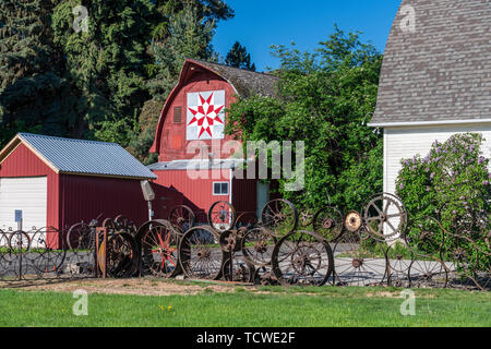 Ein altes Wagenrad Zaun am Dahmen Scheune in der Nähe von Uniontown, Palouse, Washington, USA. Stockfoto