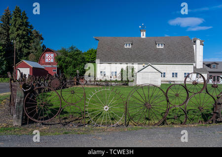 Ein altes Wagenrad Zaun am Dahmen Scheune in der Nähe von Uniontown, Palouse, Washington, USA. Stockfoto