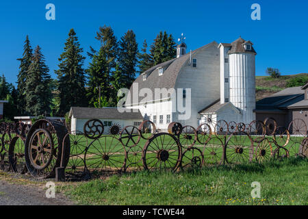 Ein altes Wagenrad Zaun am Dahmen Scheune in der Nähe von Uniontown, Palouse, Washington, USA. Stockfoto