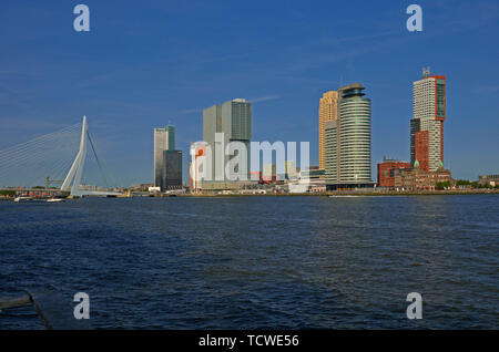 Rotterdam Zuid Holland/Niederlande - Juli 07, 2013: Panoramablick von parkkade über die Nieuwe Maas auf Erasmus Brücke und Kop van Zuid Stockfoto