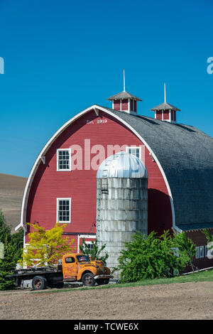 Eine rote Scheune in den sanften Hügeln des Palouse Region Washington, USA. Stockfoto