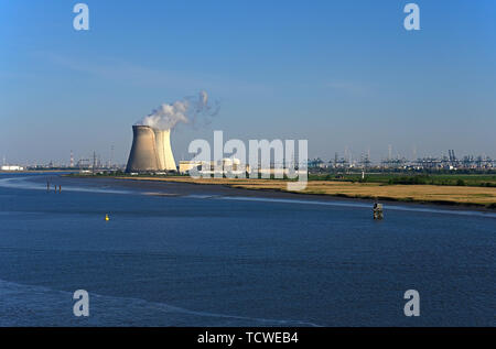 Antwerpen, Belgien - 2019.05.15: Panoramablick über den Fluss Schelde auf doel Kernkraftwerk und Hafen von Antwerpen Container Terminals Stockfoto