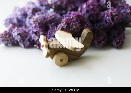 Lila Strauß lila Blüten in eine stilvolle Vase auf hölzernen Tisch Stockfoto