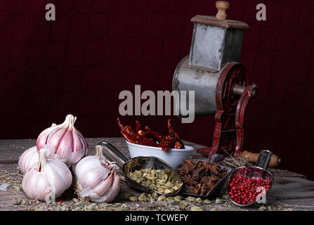 Vielzahl von Gewürzen und Kräutern auf dem Küchentisch Stockfoto