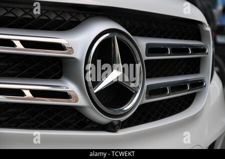 Moskau, Russland - Juni 2, 2019: Mercedes Benz Car Logo auf einem Chrom Mercedes Benz Grill. Stockfoto