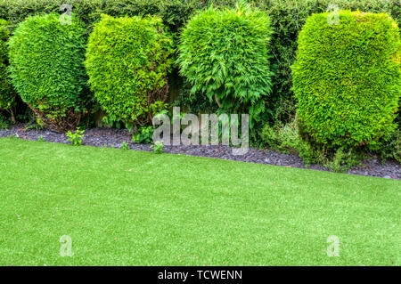 Ein Rasen, Kunstrasen in einem Vorort Garten. Stockfoto