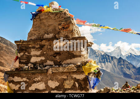 Die Gedenkstätte für Menschen, die ihr Leben verloren, wenn Mt klettern. Everest, an Thokla La etwas außerhalb des Dorfes Dughla im Khumbu Valley in Stockfoto