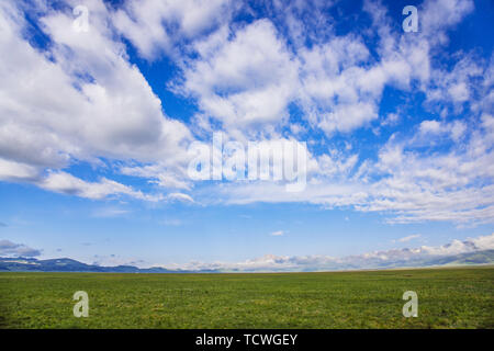 Wolken fließt auf der Prairie Stockfoto