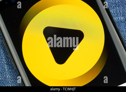 MONTREAL, KANADA - Dezember 23, 2018: Buzz video android app auf Samsung S8-Bildschirm. Stockfoto