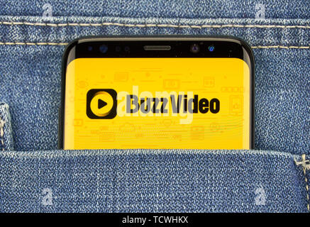 MONTREAL, KANADA - Dezember 23, 2018: Buzz video android app auf Samsung S8-Bildschirm. Stockfoto