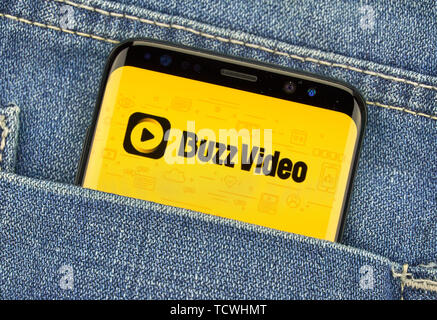 MONTREAL, KANADA - Dezember 23, 2018: Buzz video android app auf Samsung S8-Bildschirm. Stockfoto