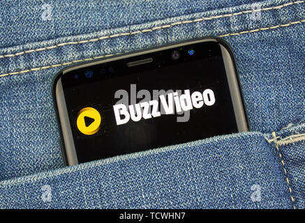 MONTREAL, KANADA - Dezember 23, 2018: Buzz video android app auf Samsung S8-Bildschirm. Stockfoto
