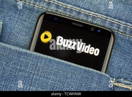 MONTREAL, KANADA - Dezember 23, 2018: Buzz video android app auf Samsung S8-Bildschirm. Stockfoto