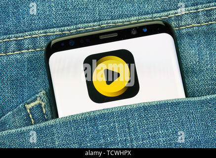 MONTREAL, KANADA - Dezember 23, 2018: Buzz video android app auf Samsung S8-Bildschirm. Stockfoto