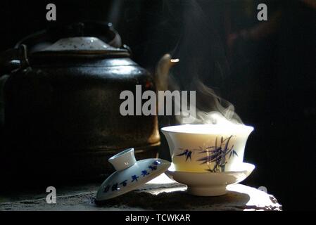 Alte Teekanne Deckel Schale Tee in Pengzhen alte Teehaus, Chengdu City, Provinz Sichuan Stockfoto