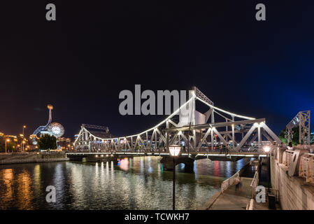 Jinwan Plaza Jiefang Brücke Jahrhundert Zhong Tianjin Station Stockfoto