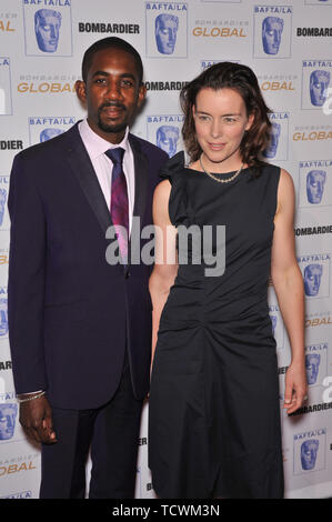 LOS ANGELES, Ca. November 06, 2008: Olivia Williams & Mann Rhashan Stein auf den BAFTA/LA Britannia Awards im Century Plaza Hotel, Century City. © 2008 Paul Smith/Featureflash Stockfoto