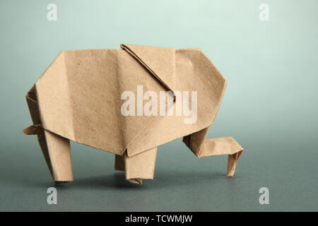 Origami Elefant, auf grauem Hintergrund Stockfoto