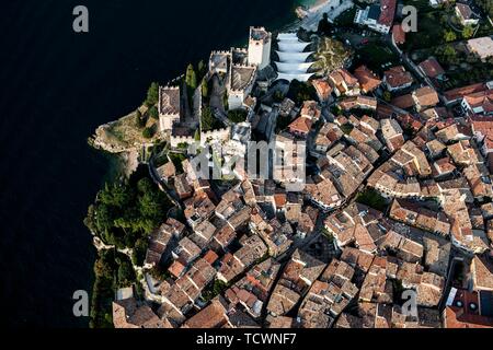 Altstadt und Castello di Malcesine, Malcesine am Gardasee, Luftaufnahme, Provinz Venetien, Italien Stockfoto