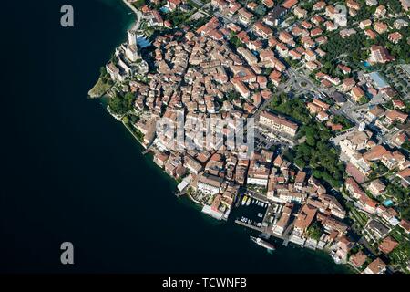 Altstadt und Castello di Malcesine, Malcesine am Gardasee, Luftaufnahme, Provinz Venetien, Italien Stockfoto