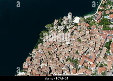 Altstadt und Castello di Malcesine, Malcesine am Gardasee, Luftaufnahme, Provinz Venetien, Italien Stockfoto