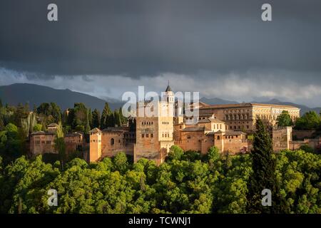 Maurische Stadt Burg Alhambra mit Sturm Himmel, nasriden Paläste, Palast Karls des Fünften, hinter Sierra Nevada, Granada, Andalusien, Spanien Stockfoto