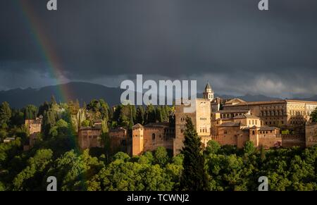 Regenbogen über maurische Stadt Burg Alhambra mit Gewitter Himmel, nasriden Paläste, Palast Karl der Fünfte, hinter Sierra Nevada, Granada, Andalusien Stockfoto