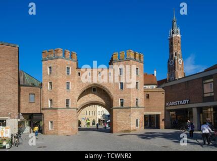 Landtor Tor und Turm der St. Martin's Church, Landshut, Niederbayern, Bayern, Deutschland Stockfoto