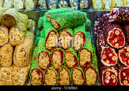 Türkische Spezialitäten bunte Schokoriegel Turkish Delight mit Muttern orientalische Süßigkeiten Stockfoto