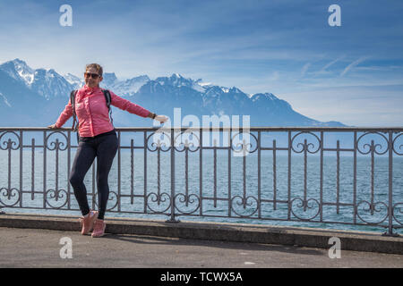 Bilder von einer Frau, die an verschiedenen Orten in Montreux See Stockfoto