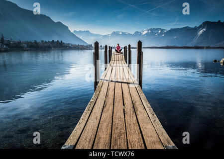 Bilder von einer Frau, die an verschiedenen Orten in Montreux See Stockfoto