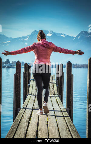 Bilder von einer Frau, die an verschiedenen Orten in Montreux See Stockfoto